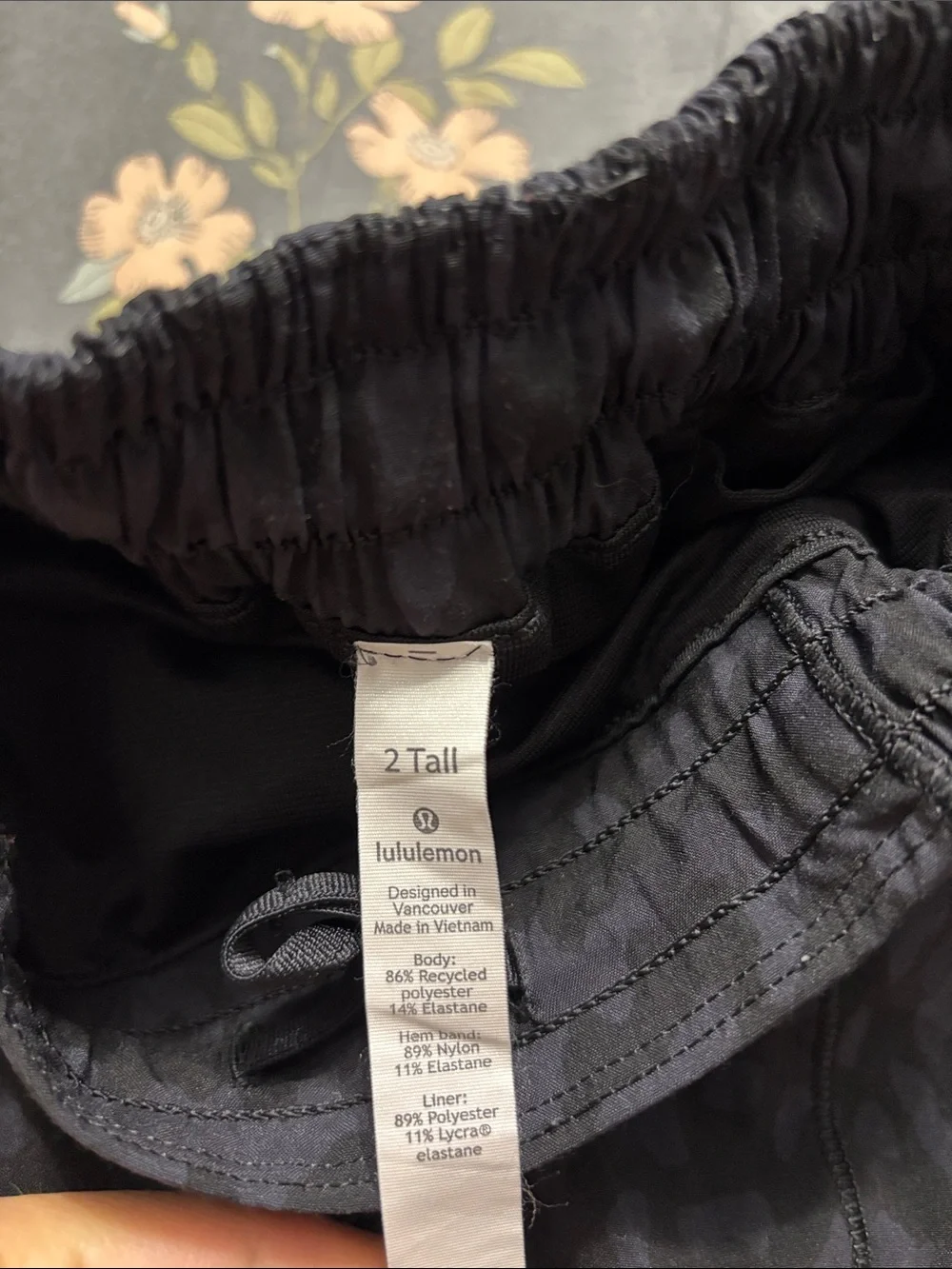 Lululemon Hotty Hot Low Rise Lined 2.5” Shorts in Black Camo Size 2 Tall